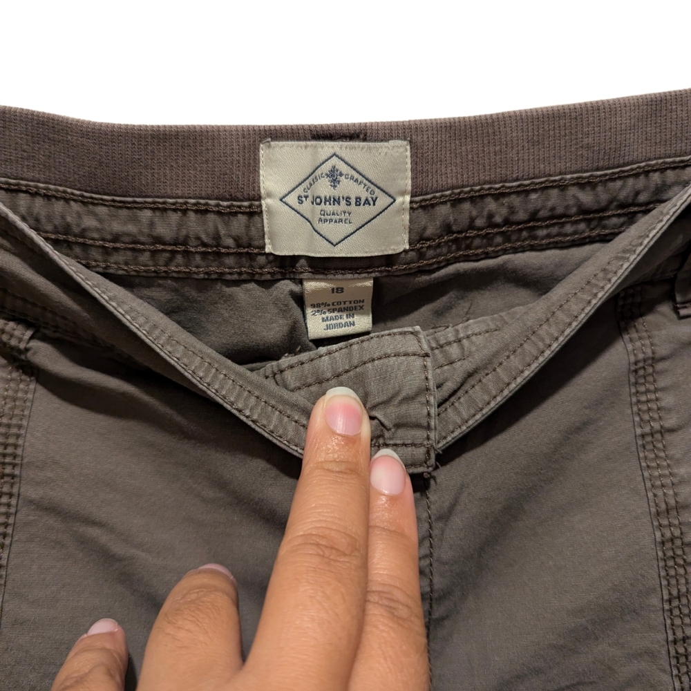 St. Johns Bay Plus Size Green Cargo Shorts | Size 18 - Picture 7 of 7